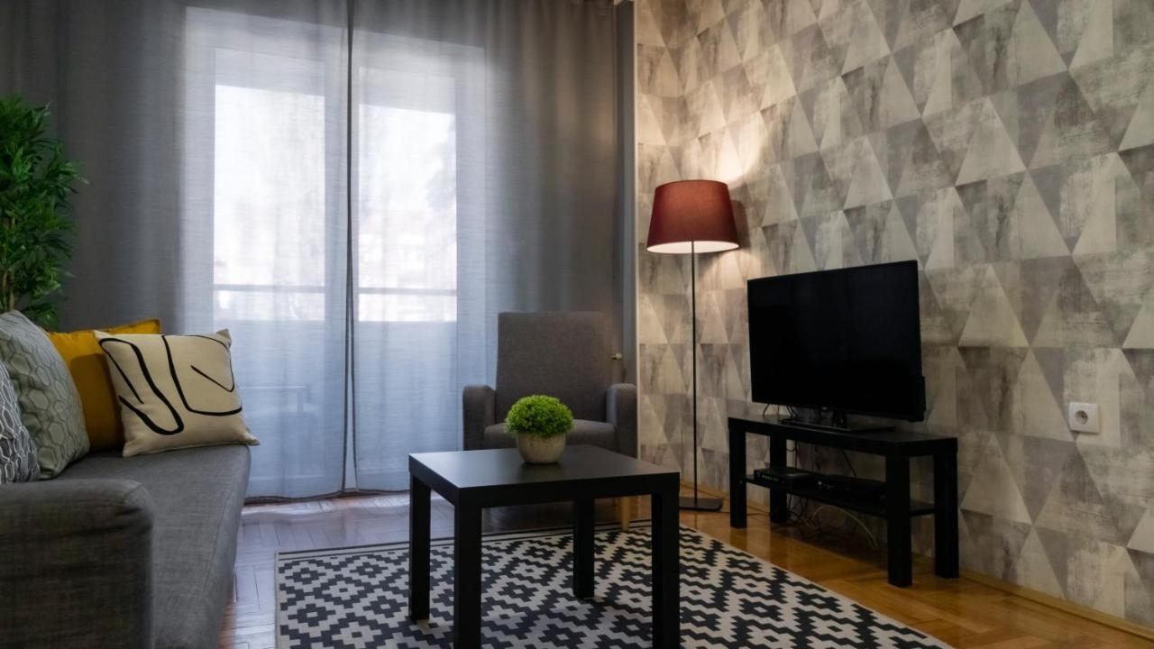 Central Fenix Apartment - Free Private Parking-Fast Wi-Fi Novi Sad Eksteriør billede